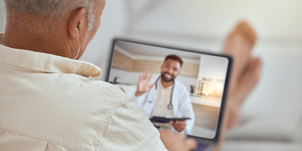 Paciente em consulta de telemedicina com médico no tablet