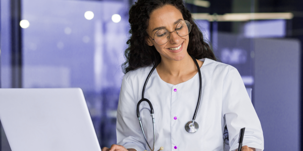 Médica, com estetoscópio em volta do pescoço, procurando sobre modelo canvas.