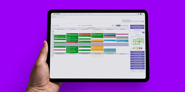Tablet com imagem da tela do sistema Amplimed aberta na agenda médica online.
