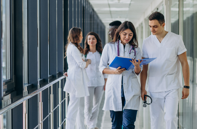 Pessoas conversando sobre o mapa de risco hospitalar