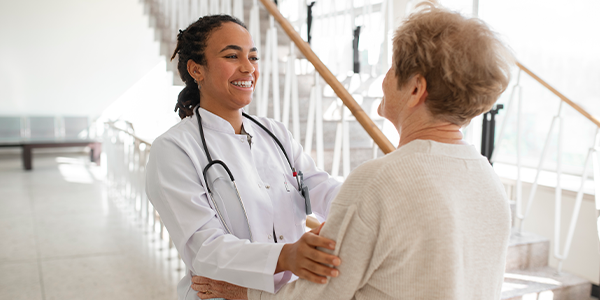 Médica e idosa conversando sobre as possibilidades da medicina integrativa.