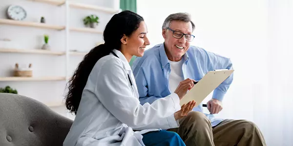 médica mostrando receita para paciente