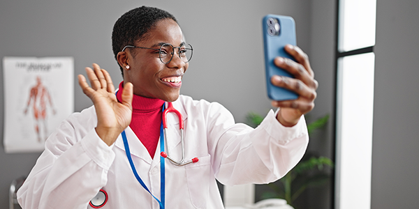 Médica atendendo gravando vídeo para stories de instagram seguindo as novas normas de publicidade médica.