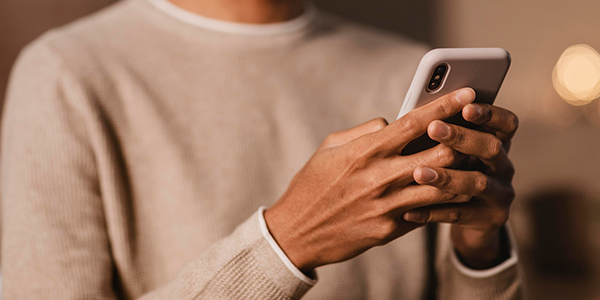 paciente mexendo no celular em sistema de pagamento online